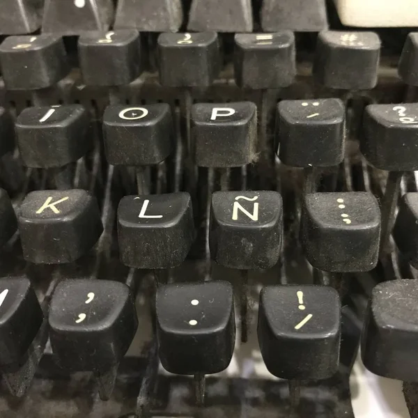 Nahaufnahme einer weißen und schwarzen Vintage-Schreibmaschine — Stockfoto