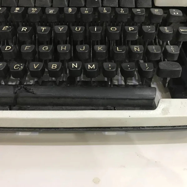 Fechar de uma máquina de escrever vintage branca e preta — Fotografia de Stock