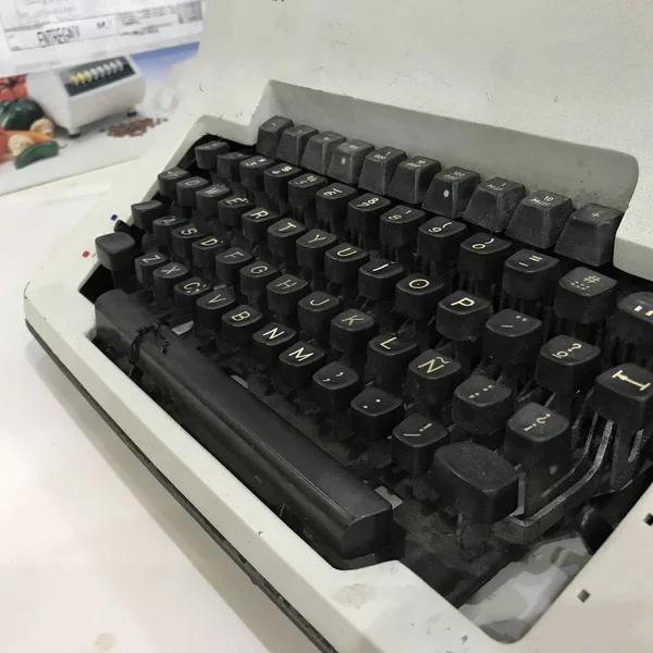 Fechar de uma máquina de escrever vintage branca e preta — Fotografia de Stock