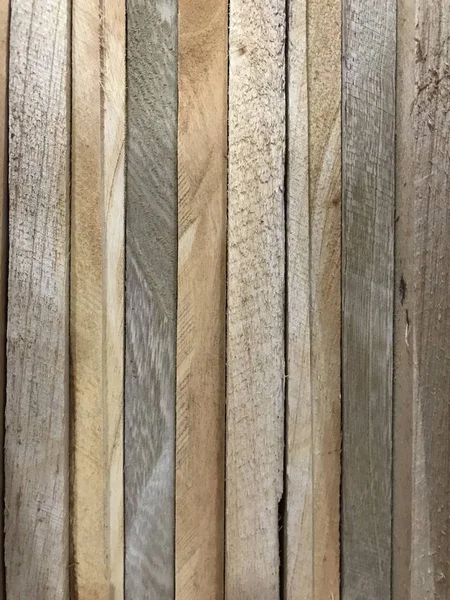 Placas de madeira de cores diferentes empilhadas em um ângulo — Fotografia de Stock