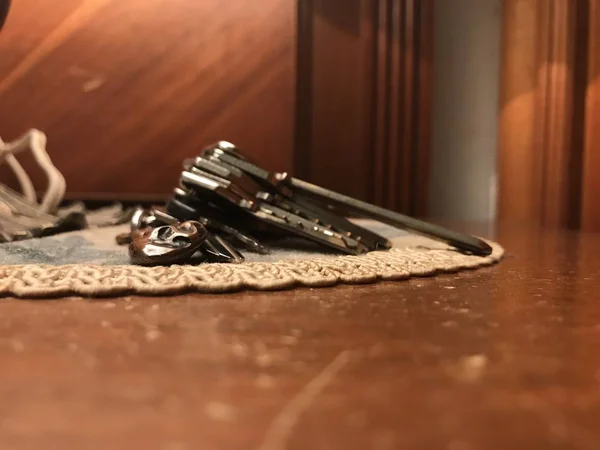 Iberská šunka noha klíčenka s klíči na vrcholu krajky tkanina na dřevěný noční stolek — Stock fotografie