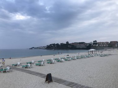 Yaz aylarında bulutlu bir gün boyunca Sanxenxo Silgar plaj sahilden plaj görünümü