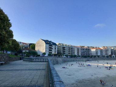 Güneşli bir günde Sanxenxo Silgar plaj ve deniz manzarası