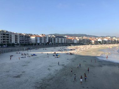 Güneşli bir günde Sanxenxo Silgar plaj ve deniz manzarası