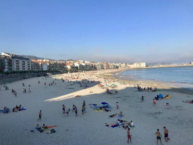 Güneşli bir günde Sanxenxo Silgar plaj ve deniz manzarası