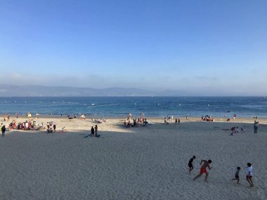 Güneşli bir günde Sanxenxo Silgar plaj ve deniz manzarası