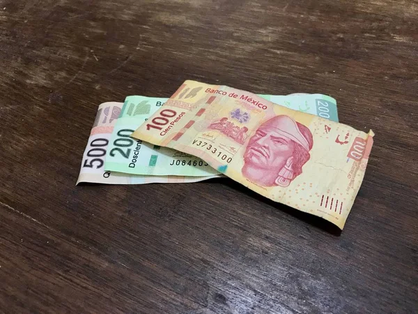 Sok vegyes Mexikói peso számlák elosztva egy fából készült íróasztal — Stock Fotó