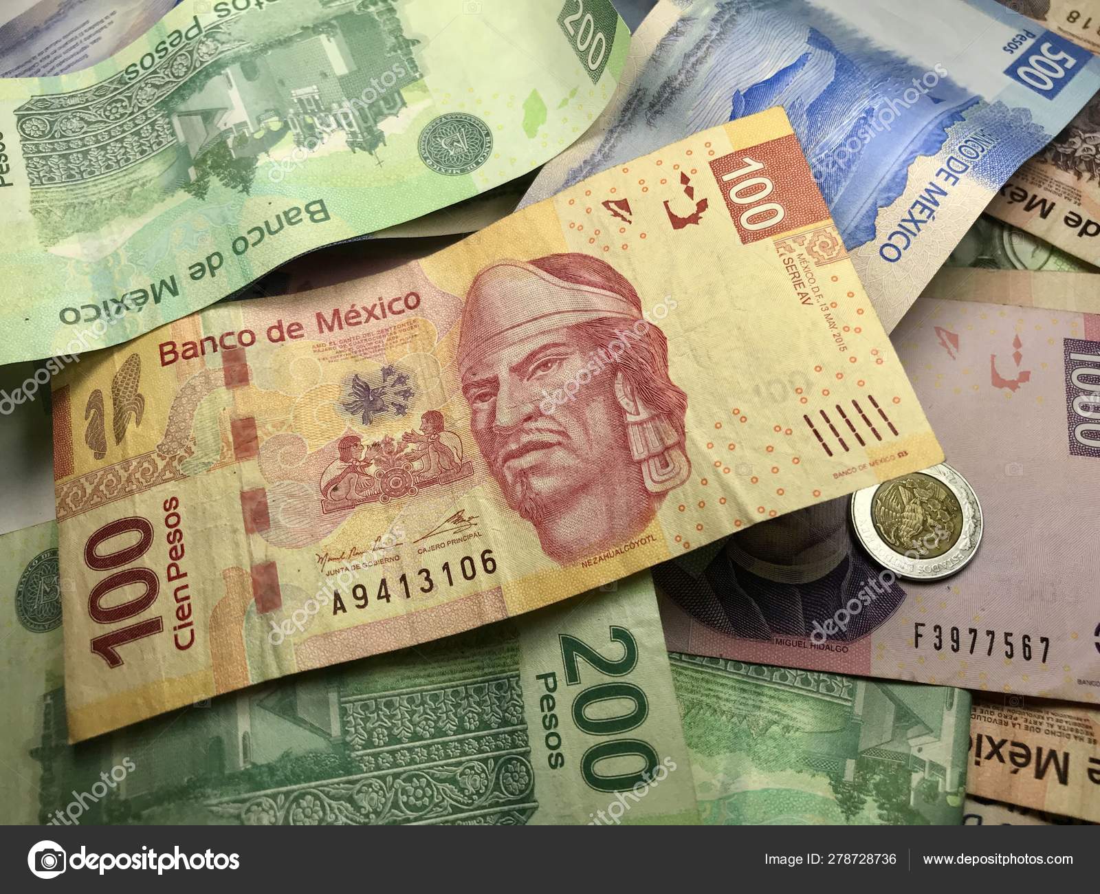 许多混合墨西哥比索钞票分布在一张木桌上—— 库存社论照片© andresjabois #278728736