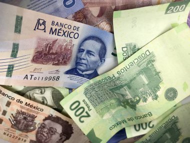 Birçok karışık Meksika pezosu faturaları ahşap bir masa üzerine yayılmış