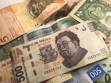 Birçok karışık Meksika pezosu faturaları ahşap bir masa üzerine yayılmış