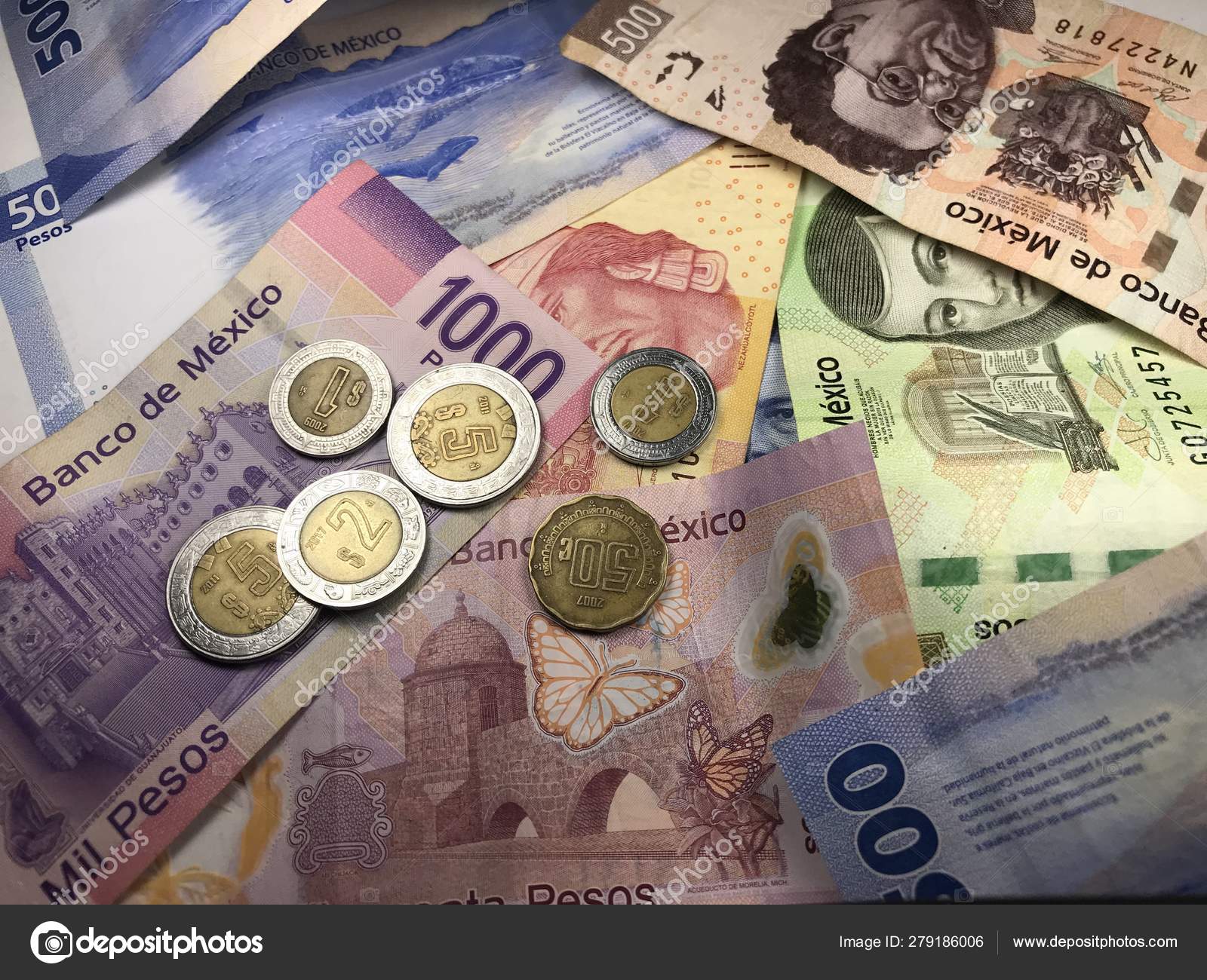 多くの混合メキシコペソ紙幣は、木製の机の上に広がります — ストック写真 © andresjabois #279186006