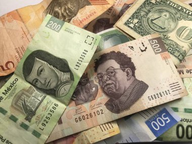 Birçok karışık Meksika pezosu faturaları ahşap bir masa üzerine yayılmış
