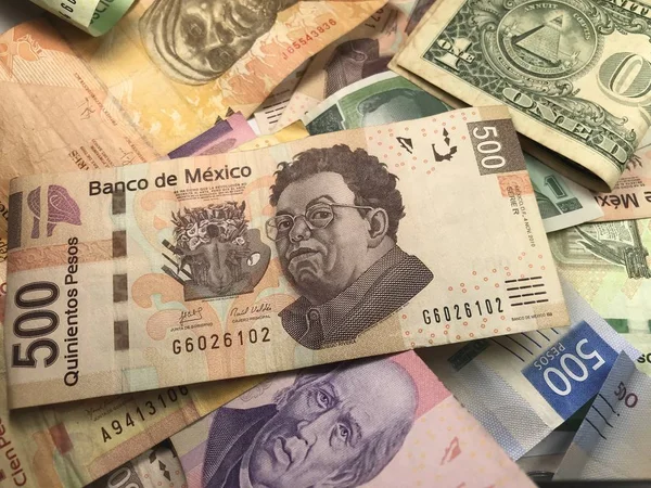 Birçok karışık Meksika pezosu faturaları ahşap bir masa üzerine yayılmış — Stok fotoğraf
