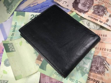 Meksika peso faturaları küçük bir iş ofisi içinde ahşap bir masa üzerine yayılmış