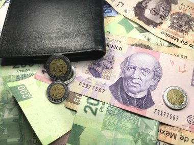 Meksika peso faturaları küçük bir iş ofisi içinde ahşap bir masa üzerine yayılmış