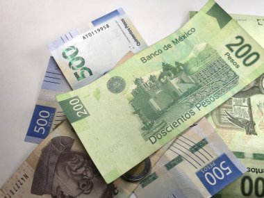 Meksika pezosu faturaları beyaz arka plan üzerine yayıldı