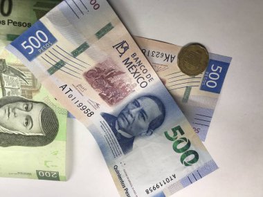 Meksika pezosu faturaları beyaz arka plan üzerine yayıldı