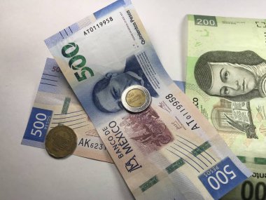 Meksika pezosu faturaları beyaz arka plan üzerine yayıldı