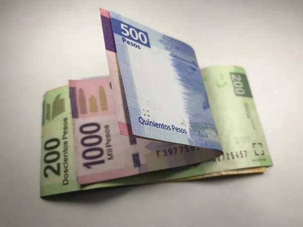 墨西哥比索钞票在白色背景上蔓延 — 图库照片