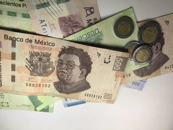 Billetes de peso mexicano repartidos sobre fondo blanco — Foto de Stock