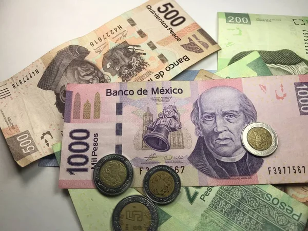 Peso mexicano notas espalhadas sobre fundo branco — Fotografia de Stock