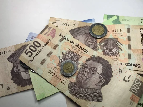Peso mexicano notas espalhadas sobre fundo branco — Fotografia de Stock