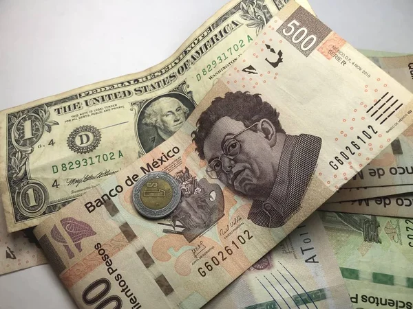 Mexicaanse peso rekeningen verspreid over witte achtergrond — Stockfoto