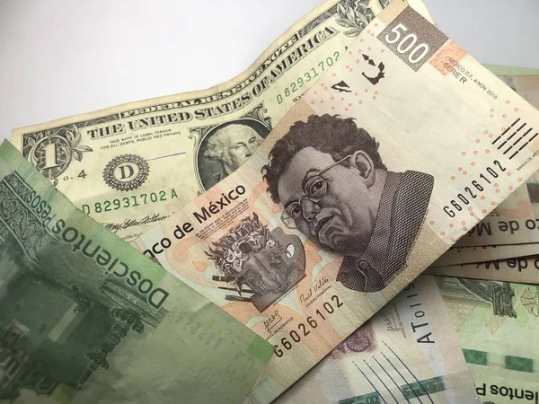 Peso mexicano notas espalhadas sobre fundo branco — Fotografia de Stock