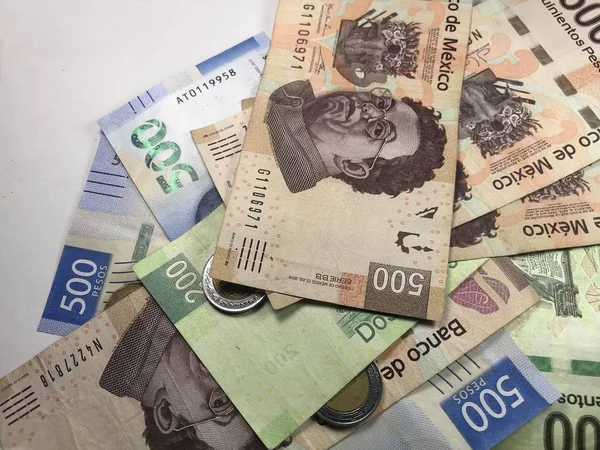 Billetes de peso mexicano repartidos sobre fondo blanco — Foto de Stock