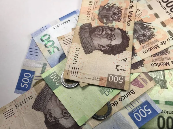 Mexikanische Peso-Scheine auf weißem Hintergrund — Stockfoto