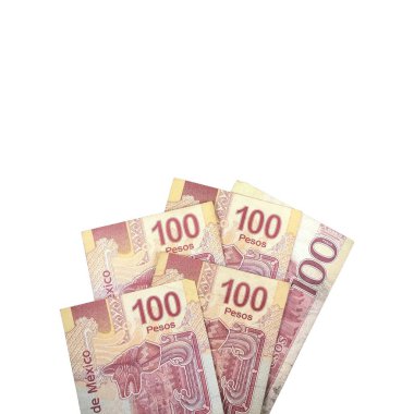 Beyaz arka planda izole edilmiş 100 meksika pezosu banknotlarından oluşan bir grup