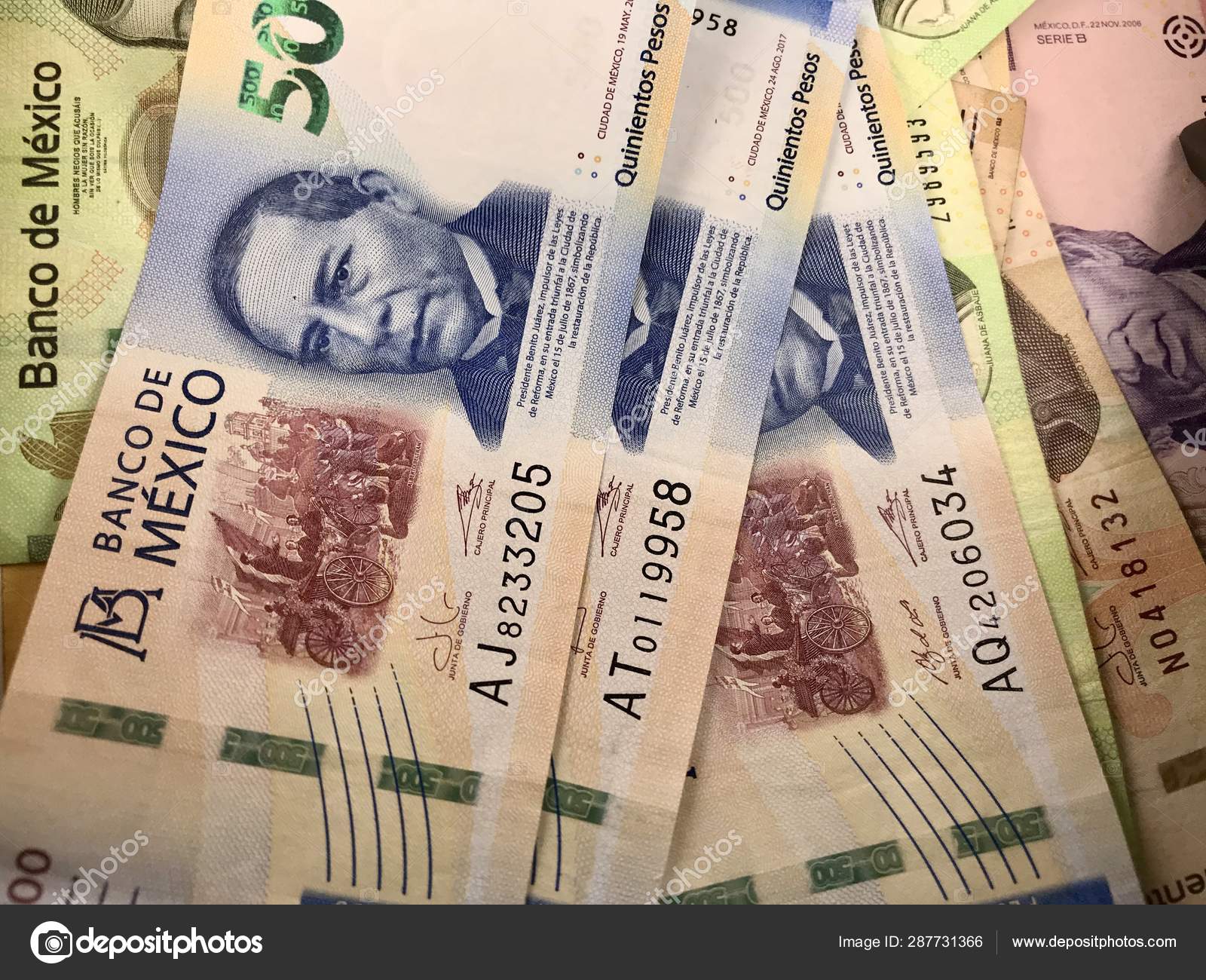 いくつかのメキシコのペソ紙幣は、木製の机の上に広がった — ストック編集用写真©andresjabois#287731366