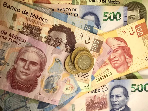 Néhány Mexikói peso Bills elosztva egy fából készült íróasztal — Stock Fotó