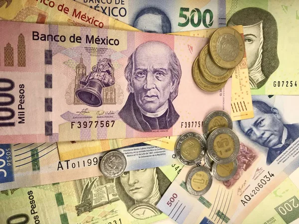 Des pesos mexicains étalés sur un bureau en bois — Photo