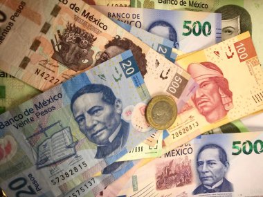 Meksika pezosu faturaları düz bir yüzeye rastgele yayıldı