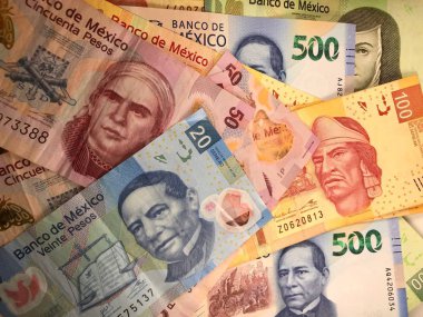 Meksika pezosu faturaları düz bir yüzeye rastgele yayıldı