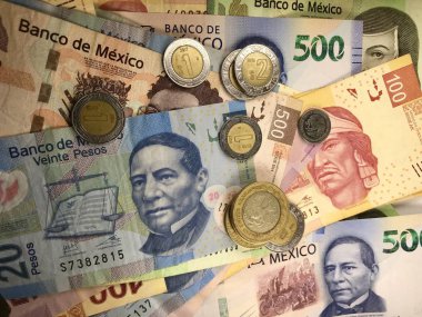 Meksika pezosu faturaları düz bir yüzeye rastgele yayıldı