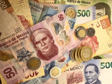 Meksika pezosu faturaları düz bir yüzeye rastgele yayıldı