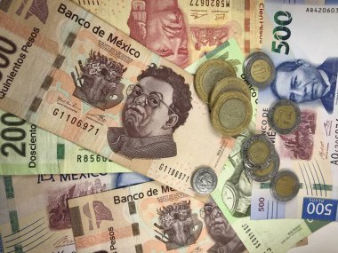 Meksika pezosu faturaları düz bir yüzeye rastgele yayıldı