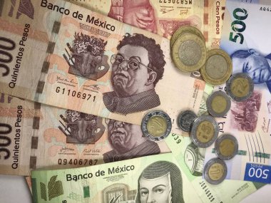 Meksika pezosu faturaları düz bir yüzeye rastgele yayıldı