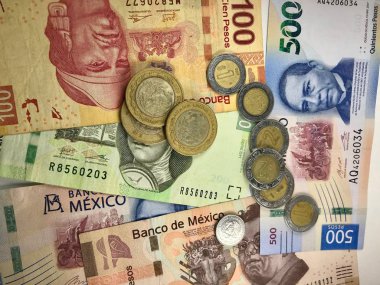 Meksika pezosu faturaları düz bir yüzeye rastgele yayıldı