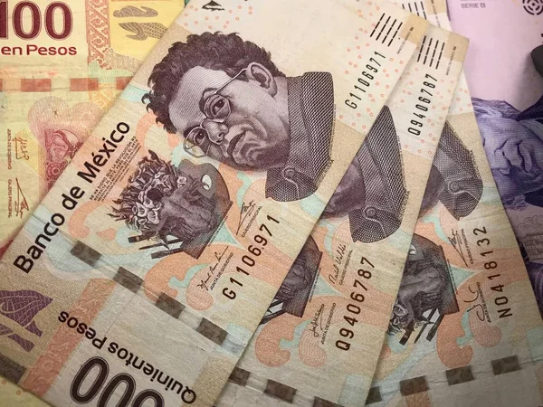 Meksykańskie rachunki Peso rozłożone losowo na płaskiej powierzchni — Zdjęcie stockowe