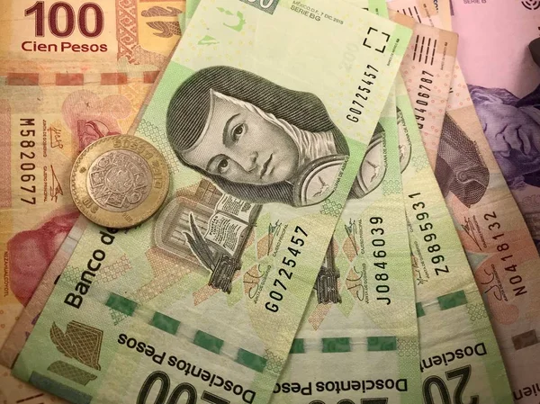 Mexican peso bills spread randomly over a flat surface — Stock Photo, Image