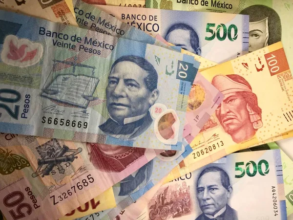 Mexikanska peso räkningar sprids slumpmässigt över en plan yta — Stockfoto