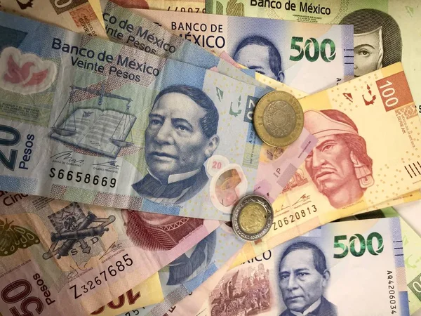 Le banconote in peso messicano si distribuiscono casualmente su una superficie piana — Foto Stock