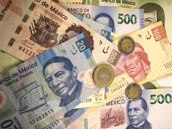 Мексиканские песо-купюры распространились случайно по плоской поверхности. — стоковое фото