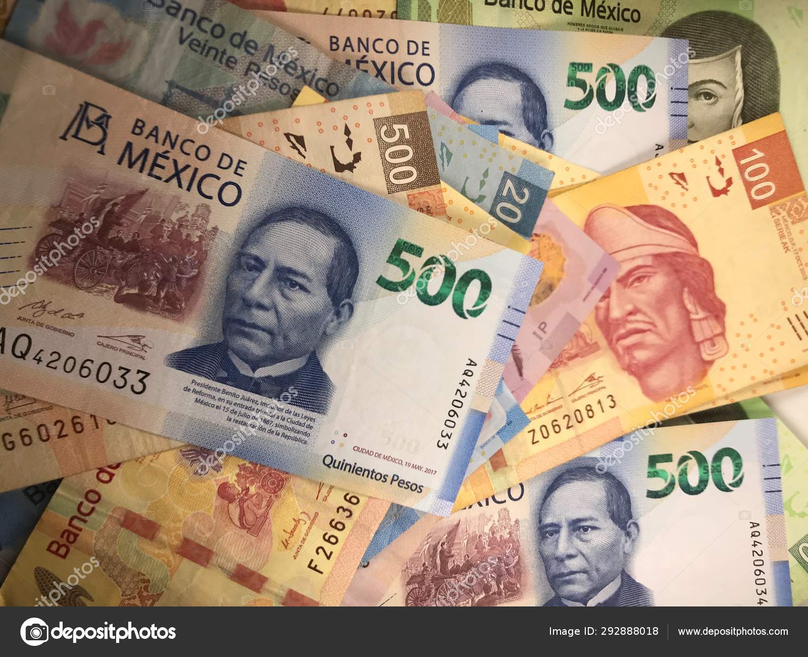 墨西哥比索钞票在平坦的表面上随机分布—— 库存社论照片© andresjabois #292888018