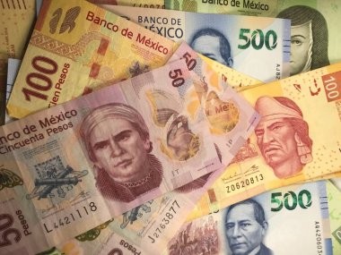 Meksika pezosu faturaları düz bir yüzeye rastgele yayıldı