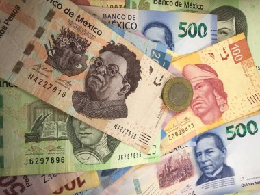 Meksika pezosu faturaları düz bir yüzeye rastgele yayıldı