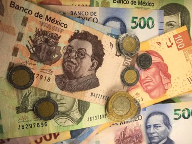 Meksika pezosu faturaları düz bir yüzeye rastgele yayıldı